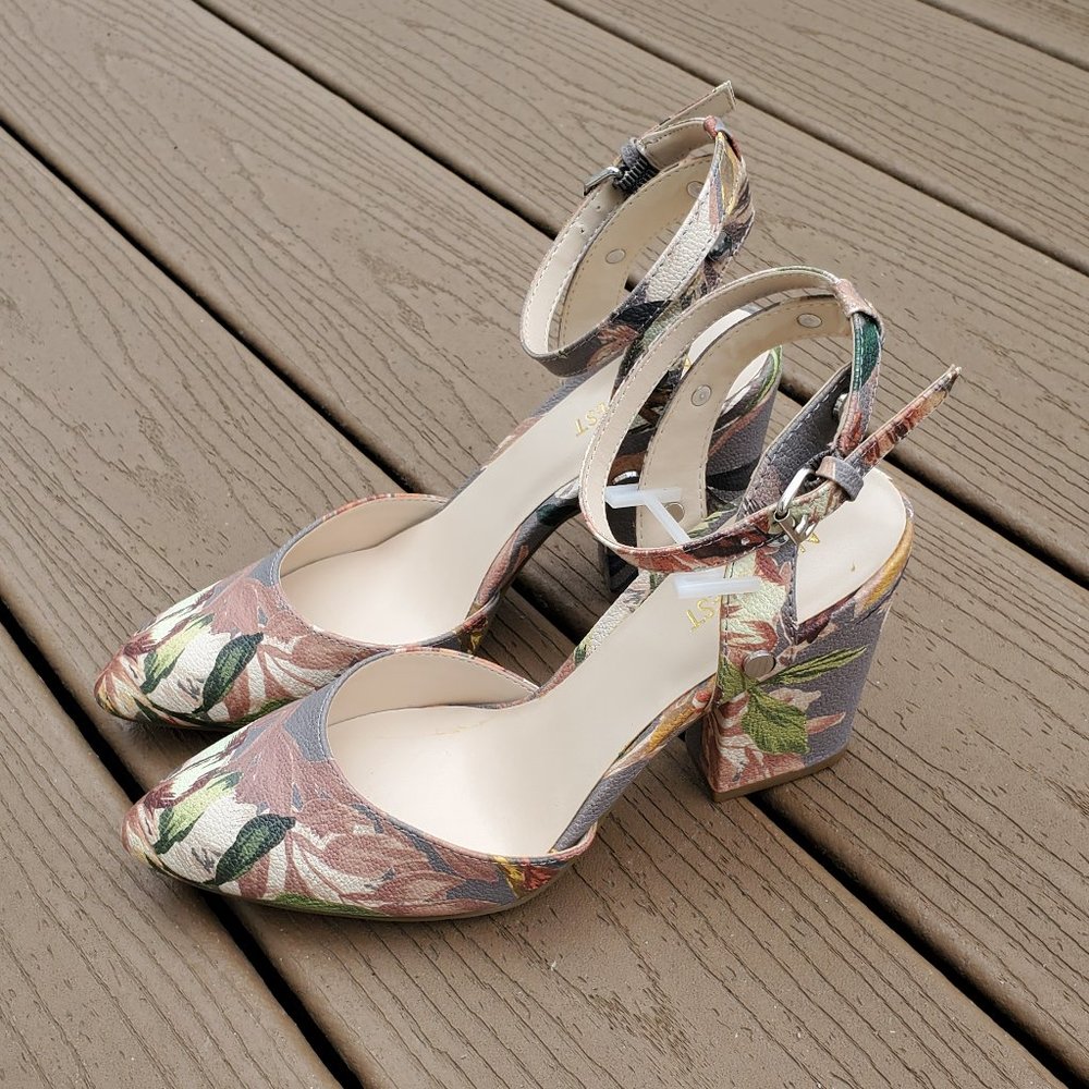 Floral 'flat' heel shoe